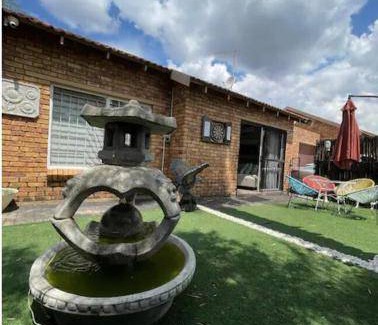 Greater Johannesburg Metropolitan Area Apartment | Apartment ∙ 2 bedrooms ∙ 4 guests