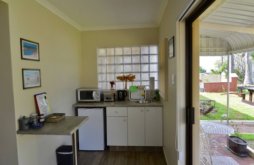 Margate Apartment | Apartment in large tropical garden with pool and sea view