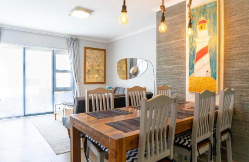 Big Bay Apartment | Azure 25