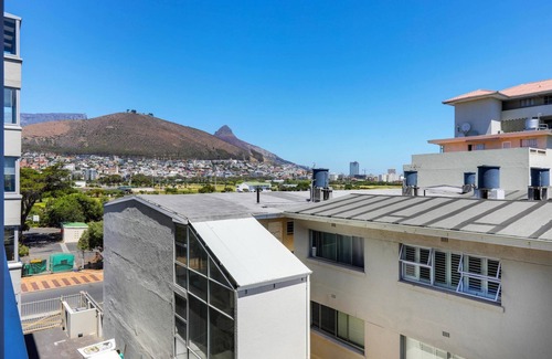 Mouille Point Apartment | Backup-Power Perfect Modern Beach Apartment near V&A with Sea and Park Views