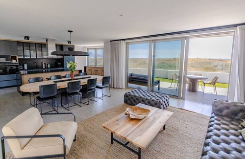 Sunset Beach House | Beachfront Lodge - First rowa