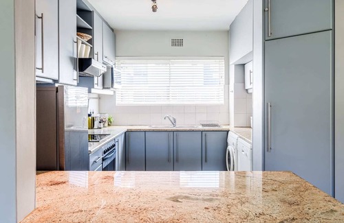 Mouille Point Apartment | Beautiful Apartment w Scenic Views Fairway Haven