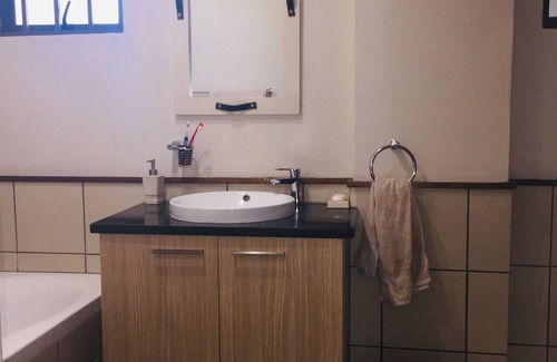 Greater Johannesburg Metropolitan Area Apartment | Beautiful studio located a walking distance from Dainfern Square!