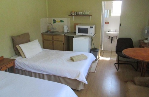 Bayswater House | Bedrock Bb - Triple Bedroom with self cathering