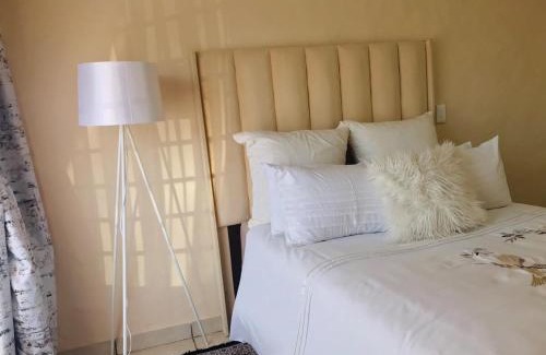 Kareeberg Apartment | Blanc and Bold