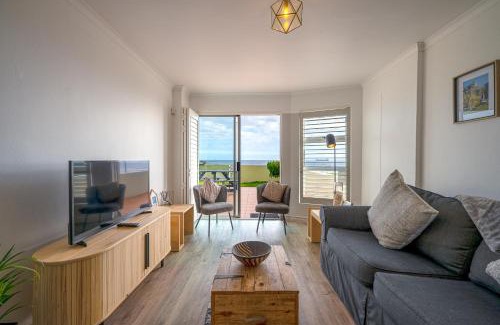 Bloubergstrand Apartment | Blouberg Beachfront Apartment - Loadshedding free