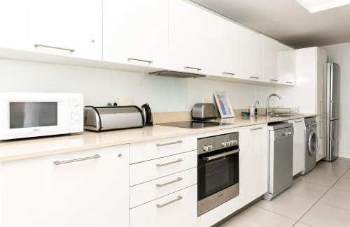 Victoria and Alfred Waterfront Apartment | Canal-Side Apt Close to V and A and CTICC