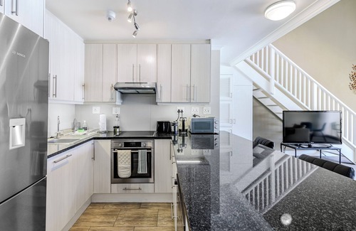 Bo'Kaap Apartment | CBD Loft | Mountain View, Balcony, Aircon, Parking