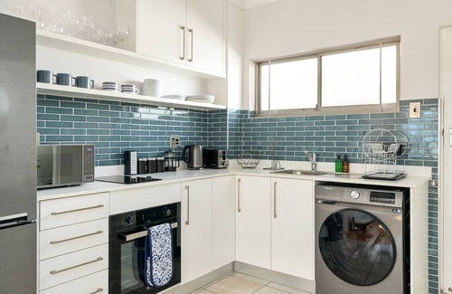 Three Anchor Bay Apartment | Central Stylish Studio in Three Anchor Bay