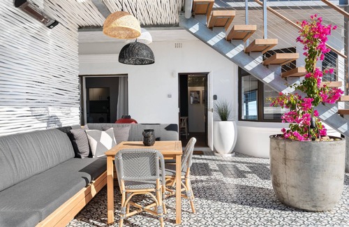 Green Point Apartment | Chic Apartment in Quiet Green Point | Pool Access