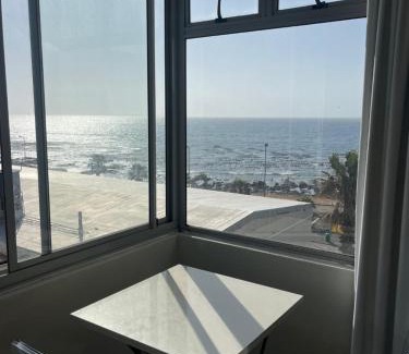 Mouille Point Apartment | Coastal corner studio apartment in Mouille Point