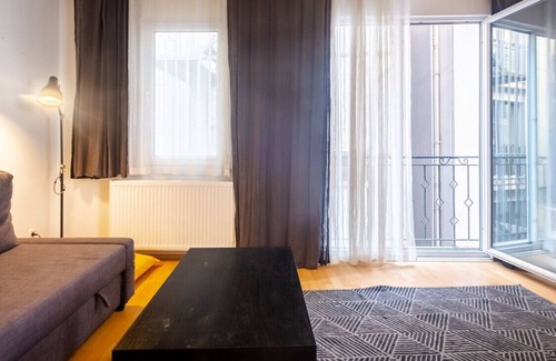 Harbiye Apartment | Compact Flat w French Balcony 6 min to Taksim Sq