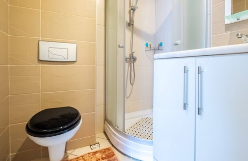 Harbiye Apartment | Compact Flat w French Balcony 6 min to Taksim Sq