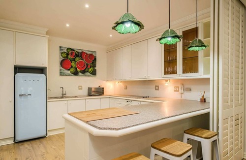 Mouille Point Apartment | Contemporary Apartment close to the Radisson (Majolica)