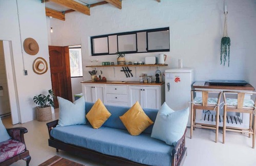 Fish Hoek Apartment | Cozy Couples’ Escape w/pool, bbq & Fireplace