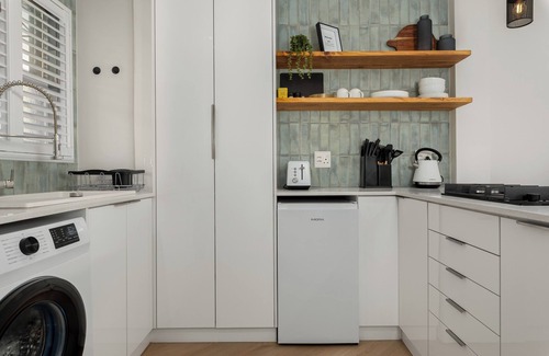Three Anchor Bay Apartment | Cozy Sea Point Studio Apt l Netflix l Wifi