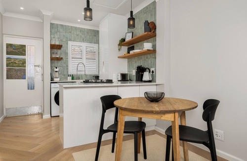 Three Anchor Bay Apartment | Cozy Sea Point Studio Apt l Netflix l Wifi