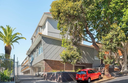 Three Anchor Bay Apartment | Cozy Sea Point Studio Apt l Netflix l Wifi