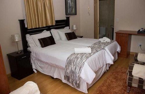 Bloemfontein House | Ebony and Ivory Guesthouse
