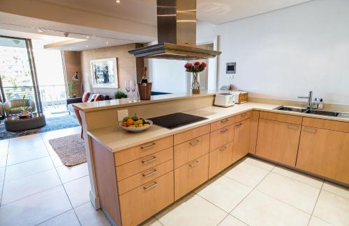 Victoria and Alfred Waterfront Apartment | Elegant Waterfront Apartment with No Loadshedding