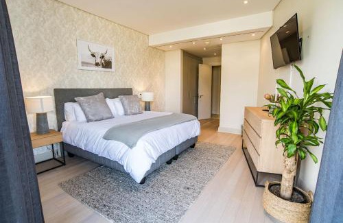 Victoria and Alfred Waterfront Apartment | Elegant Waterfront Apartment with No Loadshedding