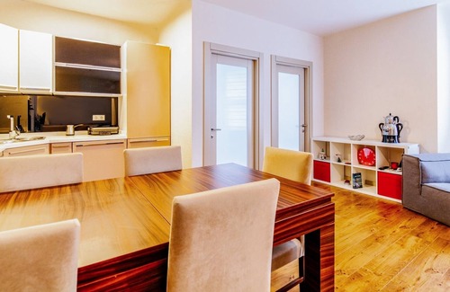 Kagithane Apartment | Flat with stylish wooden furniture 5 min to Kanyon