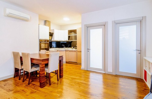 Kagithane Apartment | Flat with stylish wooden furniture 5 min to Kanyon