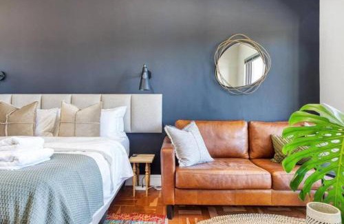Three Anchor Bay Apartment | Footsteps to Promenade +Inverter + pets