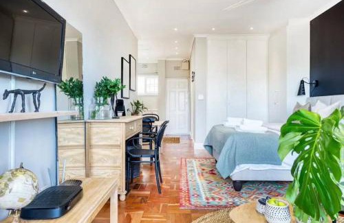 Three Anchor Bay Apartment | Footsteps to Promenade +Inverter + pets
