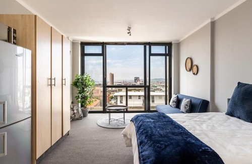 Cape Town City Centre Apartment | Four Seasons City Apartment - City Views-Netflix-Parking-Gym + Pool
