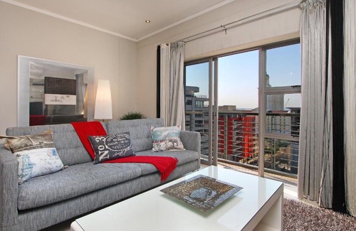 Cape Town City Centre Apartment | Full Power, long stay rates, walk to V&A Waterfront, fibre WIFI, gym & pool