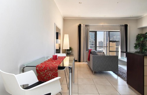 Cape Town City Centre Apartment | Full Power, long stay rates, walk to V&A Waterfront, fibre WIFI, gym & pool