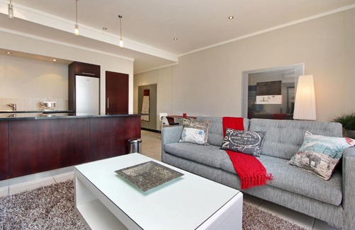 Cape Town City Centre Apartment | Full Power, long stay rates, walk to V&A Waterfront, fibre WIFI, gym & pool