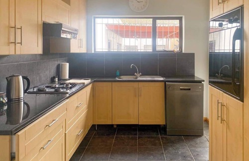 Fish Hoek House | Fuss-Free Family home | Pool & Fireplace