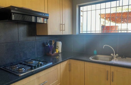Fish Hoek House | Fuss-Free Family home | Pool & Fireplace