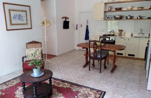 Rosebank Apartment | Garden View Getaway