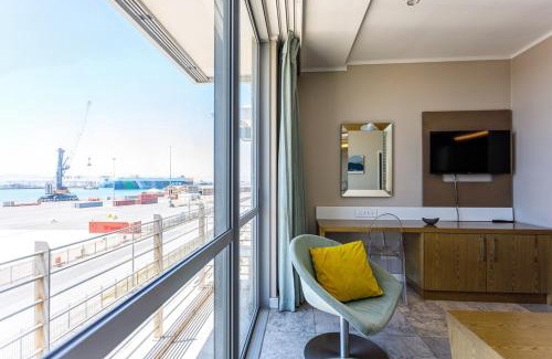 Victoria and Alfred Waterfront Apartment | Harbour Bridge 326 by CTHA