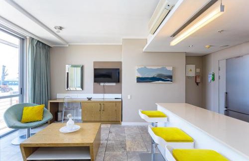 Victoria and Alfred Waterfront Apartment | Harbour Bridge 326 by CTHA