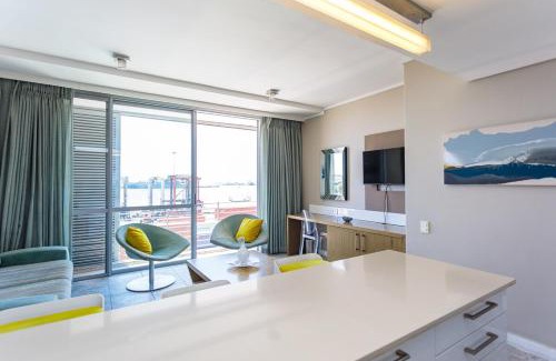 Victoria and Alfred Waterfront Apartment | Harbour Bridge 326 by CTHA