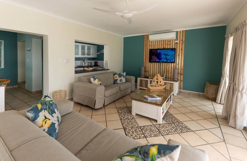 Mountainside Apartment | Harbour Views - 2 Bedroom House with large veranda and Private Pool