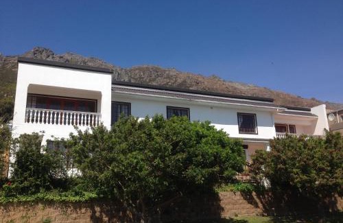 Gordon's Bay Bed & Breakfast | Helderberg Guesthouse