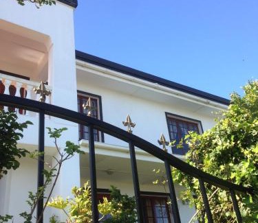 Gordon's Bay Bed & Breakfast | Helderberg Guesthouse