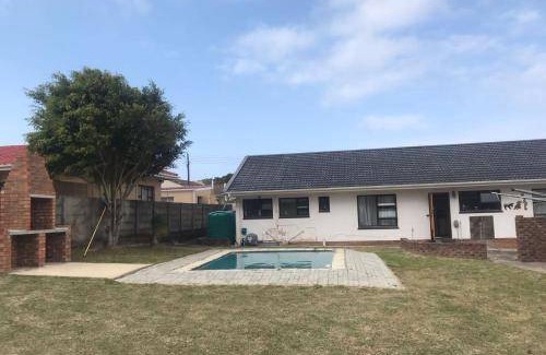 Gonubie House | House ∙ 1 bedroom ∙ 4 guests