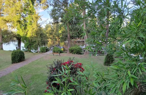 Partido de Tigre Cottage | In front of the river, in Delta de Tigre, ideal for groups of 10 to 20 people.