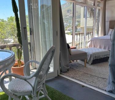 Camps Bay Apartment | Independent quaint flat, close to beach