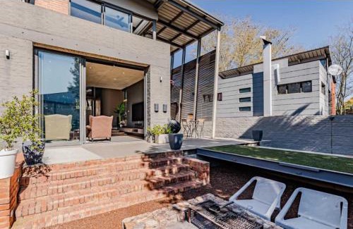 Lynnwood Ridge House | Industrial Style Luxury Smart Mansion