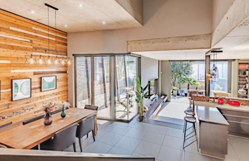 Lynnwood Ridge House | Industrial Style Luxury Smart Mansion