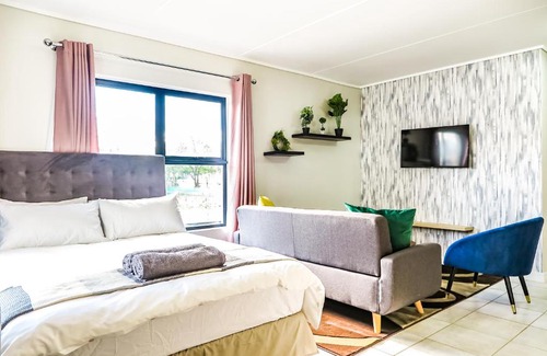 Greater Johannesburg Metropolitan Area Apartment | Insaka's Greenlee Apartment - Greenlee Lifestyle Centre, Sandton