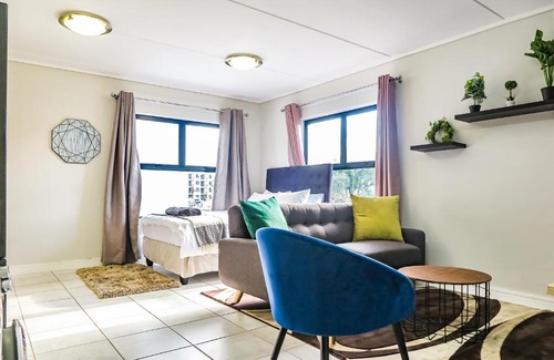 Greater Johannesburg Metropolitan Area Apartment | Insaka's Greenlee Apartment - Greenlee Lifestyle Centre, Sandton