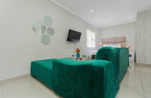 Lombardy East Apartment | Johanesbg-Little haven-3min to N1-20/MBS WiFi (15)